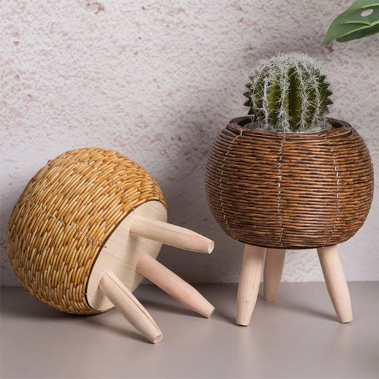 Cache pot sur pied