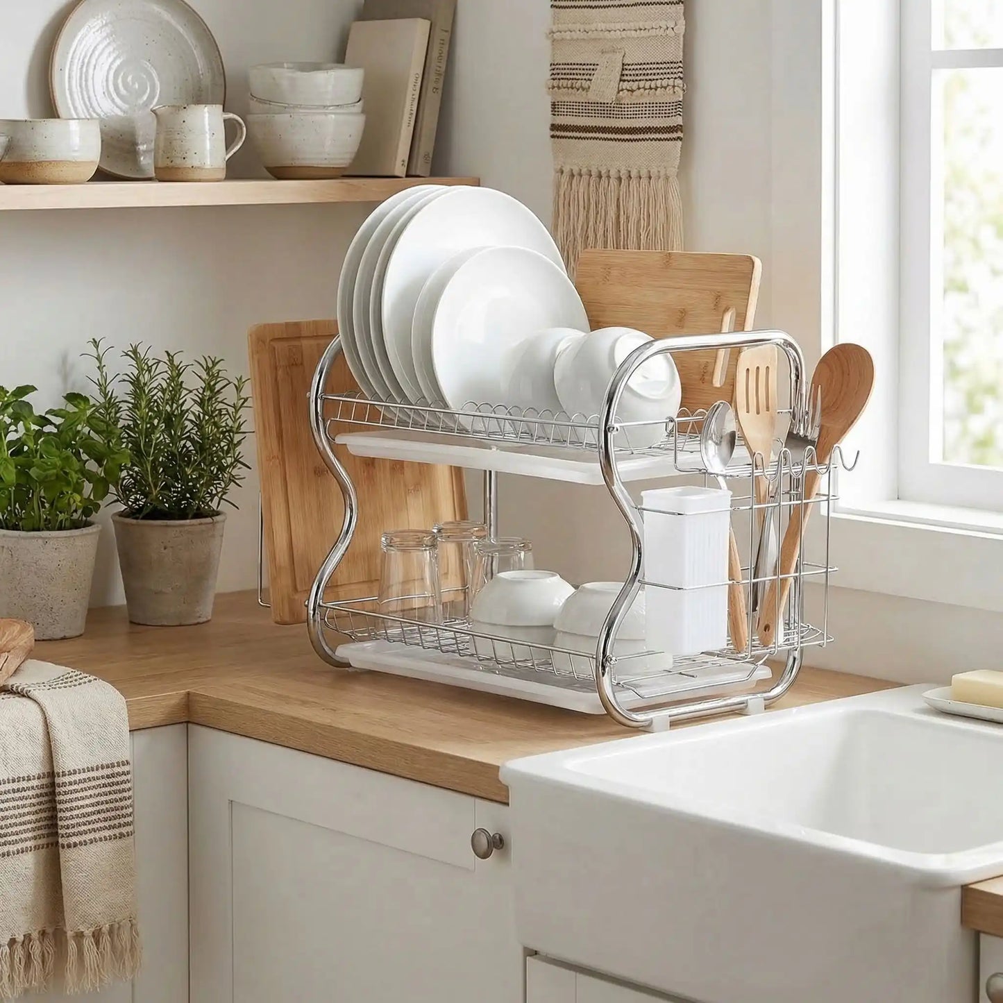 Égouttoir vaisselle 3 niveaux compact avec assiettes et verres sur plan de travail de cuisine minimaliste