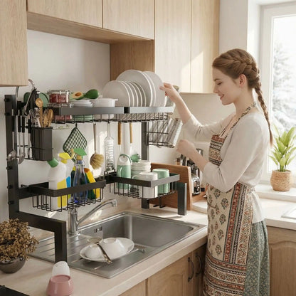 Femme utilisant égouttoir au-dessus de l'évier