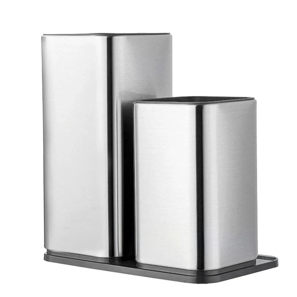Rangement couverts inox avec ustensiles cuisine sur plan de travail moderne
