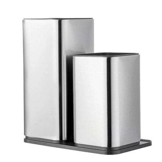 Rangement couverts inox avec ustensiles cuisine sur plan de travail moderne