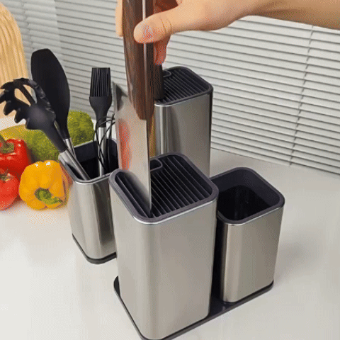 Rangement couverts utilisation insertion couteaux et ustensiles en mouvement