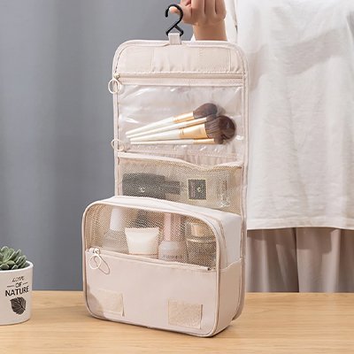 trousse de toilette voyage ultra-compacte lifestyle femme MinimalisteLab