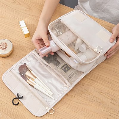 trousse de toilette voyage ultra-compacte posée lavabo MinimalisteLab