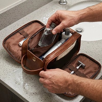 trousse de toilette compacte posée valise voyage MinimalisteLab