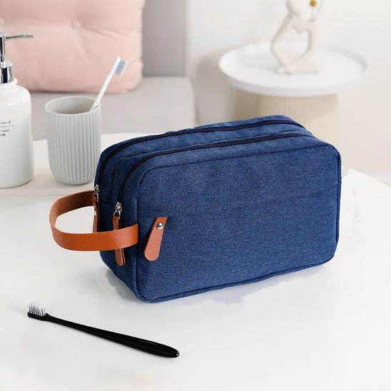 trousse de toilette voyage élégant posée lavabo MinimalisteLab