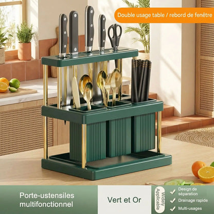 porte couvert vert avec couteaux et cuillères utilisé sur plan de travail cuisine moderne